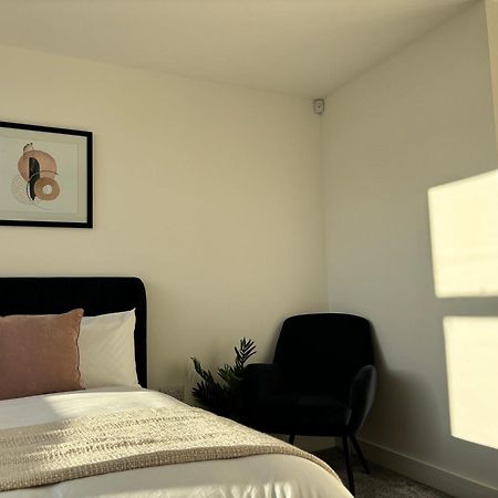 Manchester Apt, Free Parking, Business, Couples & Families Экстерьер фото