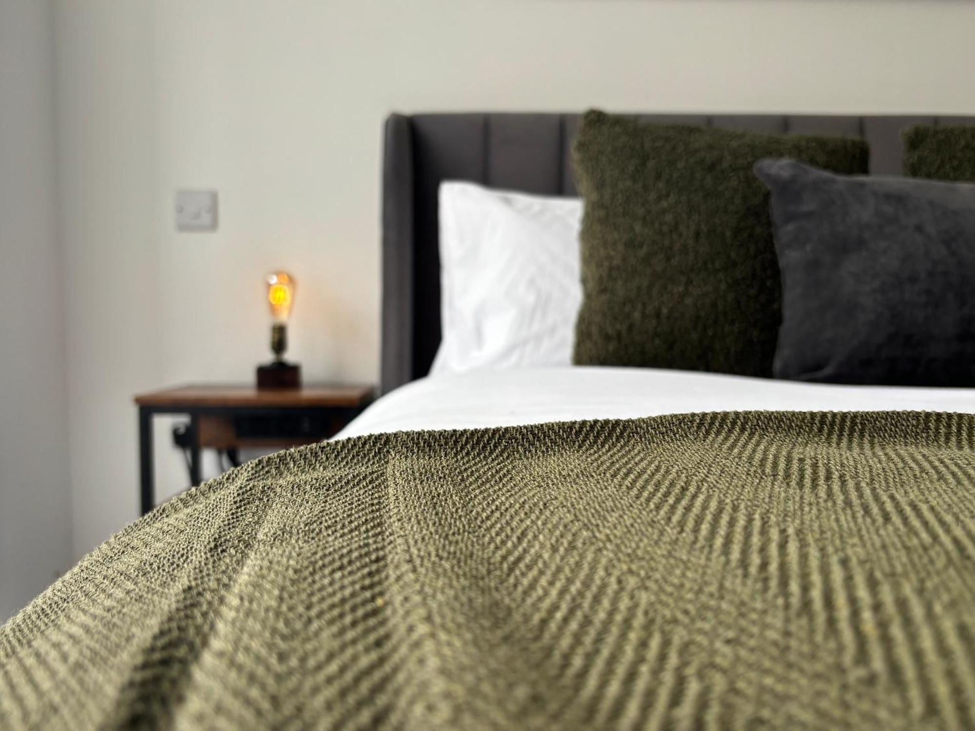 Manchester Apt, Free Parking, Business, Couples & Families Экстерьер фото