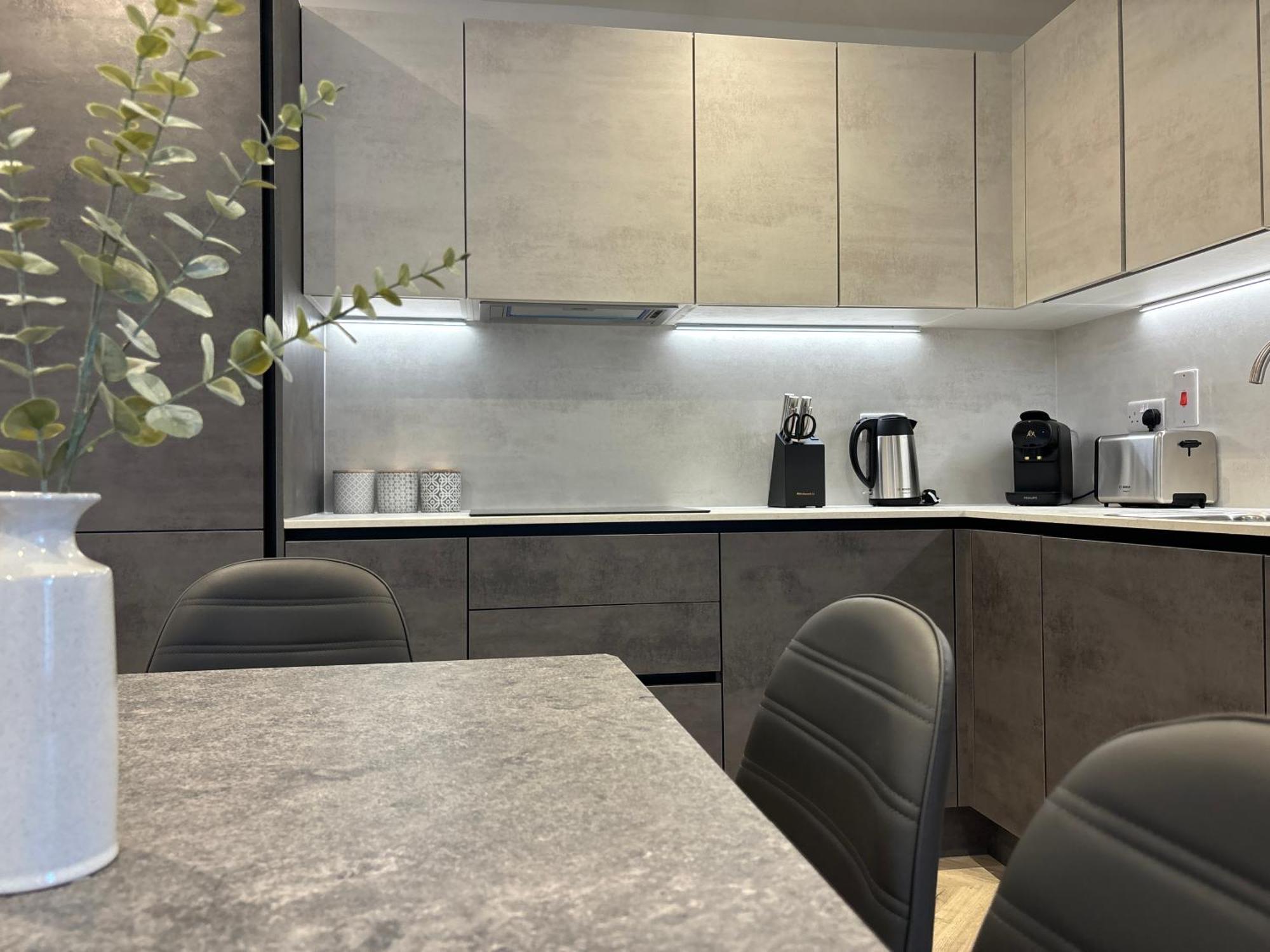 Manchester Apt, Free Parking, Business, Couples & Families Экстерьер фото